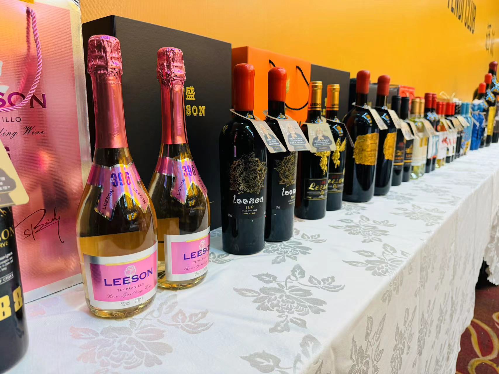 品鉴中的礼仪与文化：如何正确地享受与分享红酒